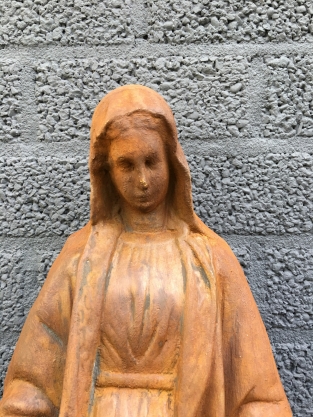 Schöne Statue der Jungfrau Maria voller Steinoxid